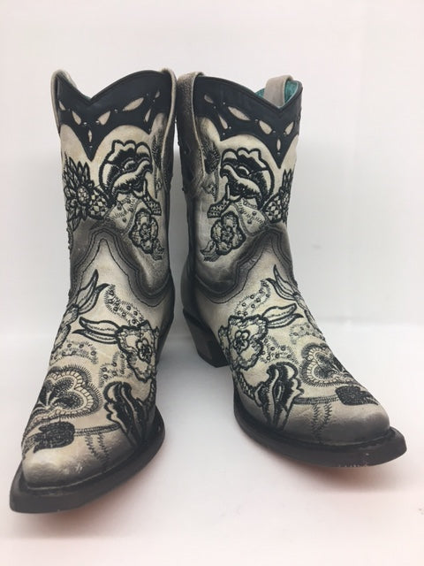 Corral -A4159 White/Black Overlay & Embroidery