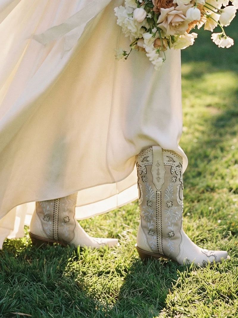 Corral - A5069 Bone Horseshoe Overlay with Embroidery and Studs