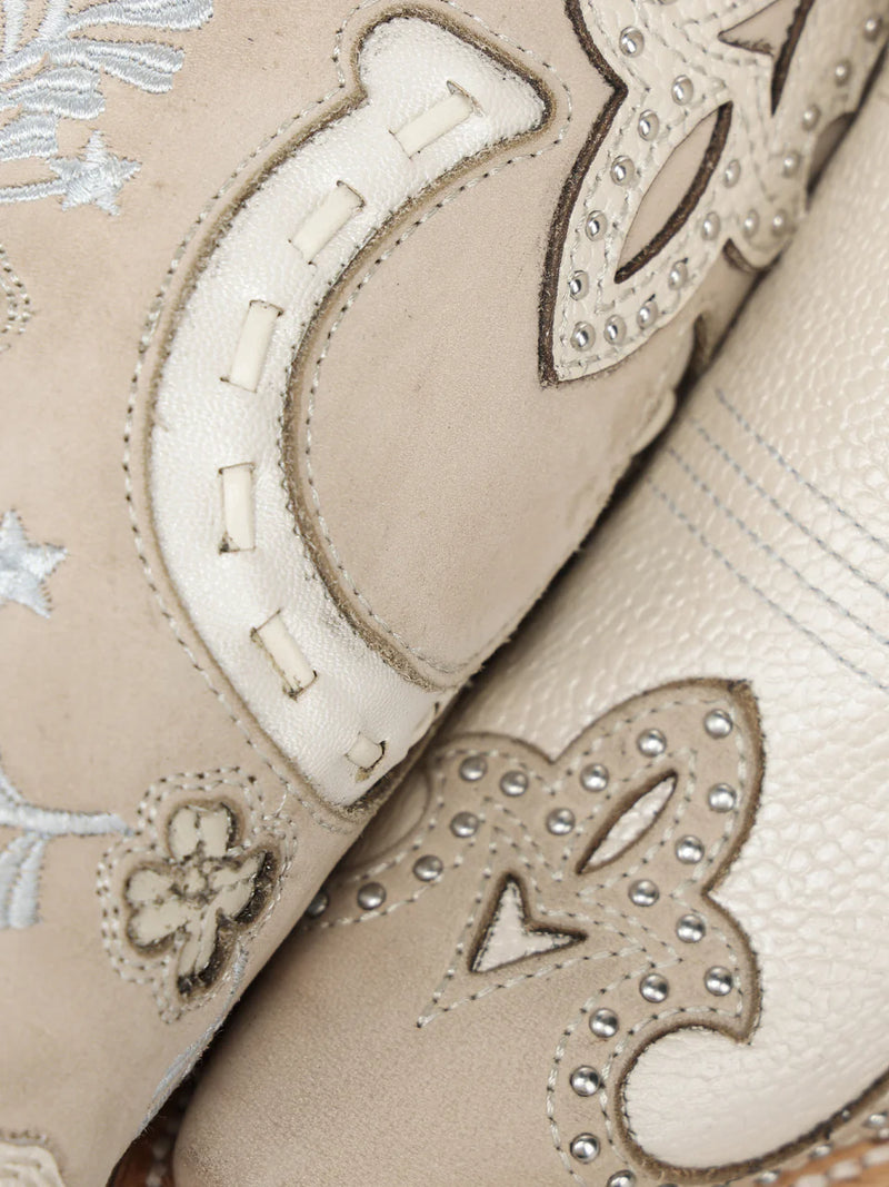 Corral - A5069 Bone Horseshoe Overlay with Embroidery and Studs