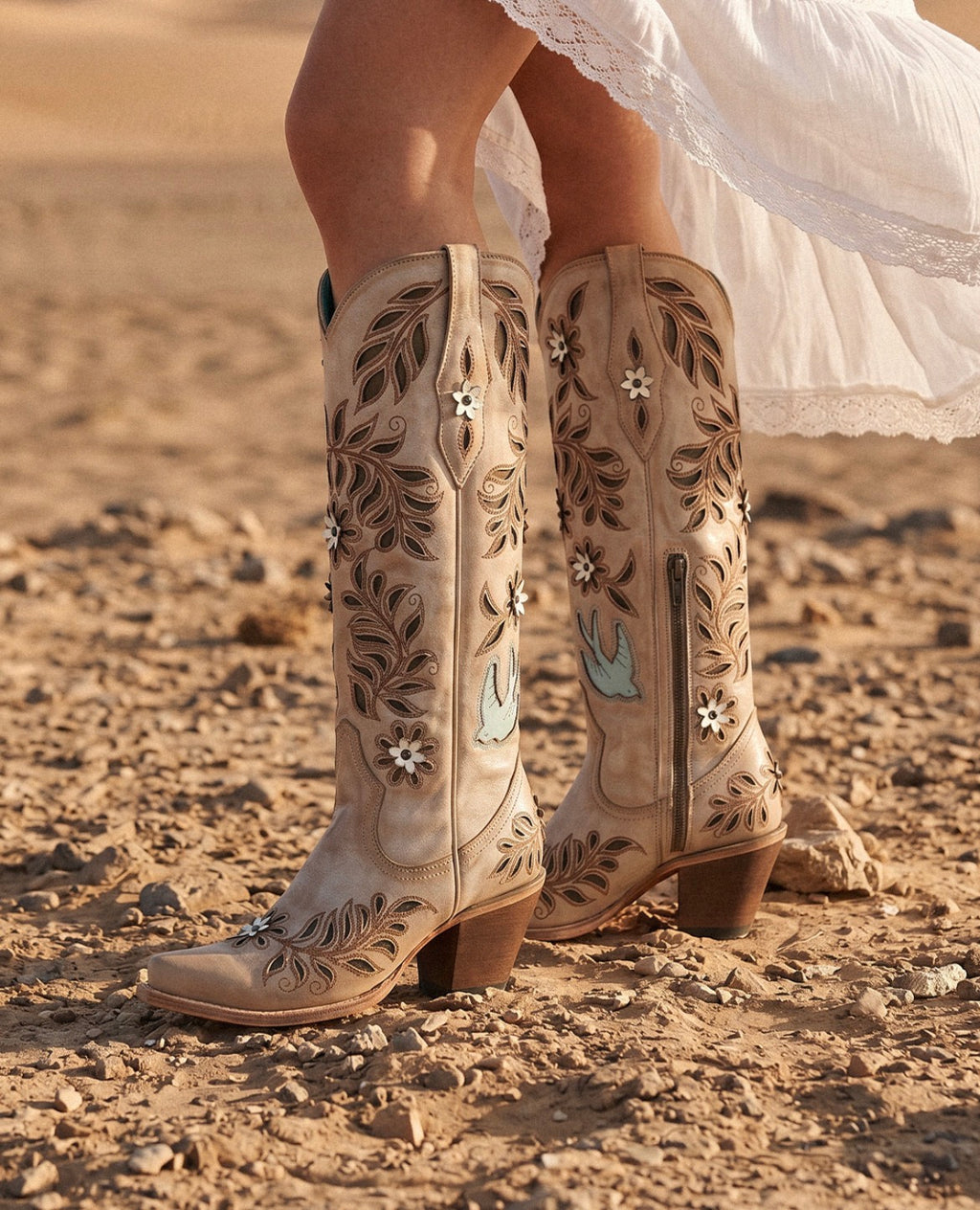 Corral - Z5429 Straw Laser and Flowers, Bird Inlays and Crystals