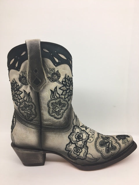 Corral -A4159 White/Black Overlay & Embroidery